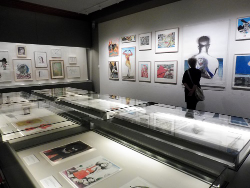 zaaloverzicht expositie met linksonder een vitrine met DAT-tekeningen
